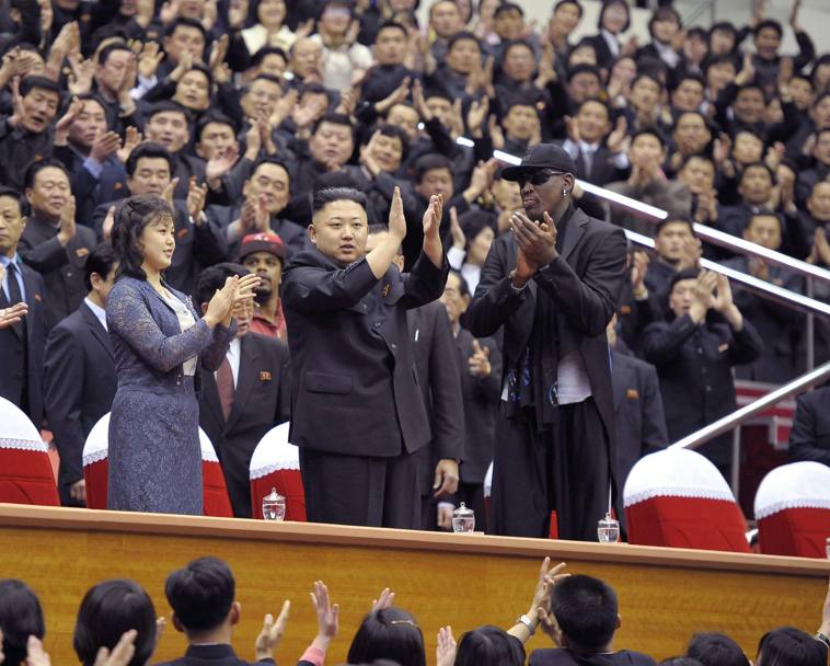 Rodman  di casa in Nord Corea: qui un precedente incontro, del 28 febbraio, con bagno di folla. Epa
